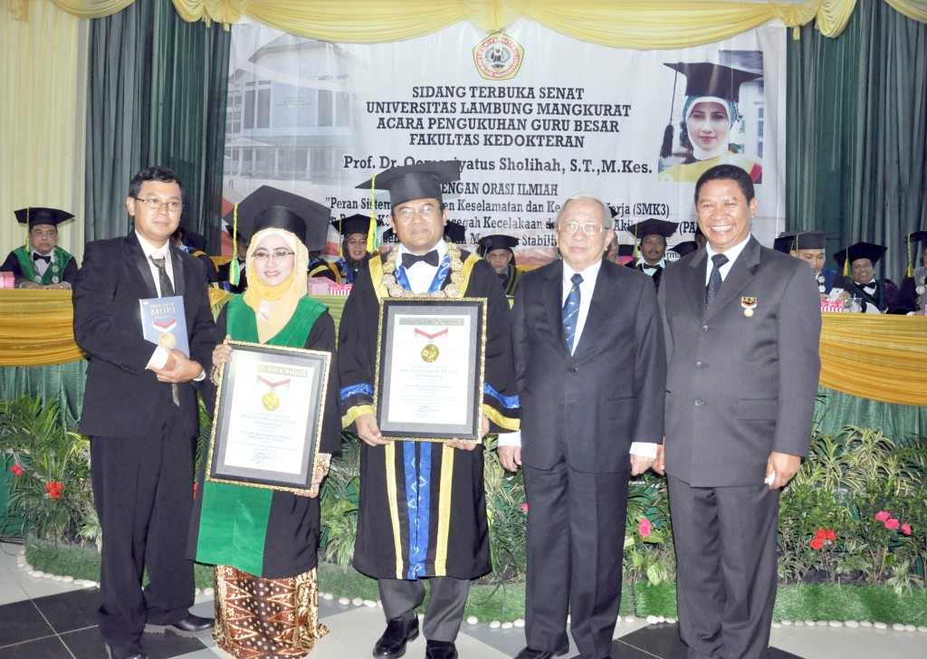 Unlam dan Prof. Dr. Qomariyatus Sholihah, Amd.hyp., S.T., M.Kes. mendapat penghargaan MURI