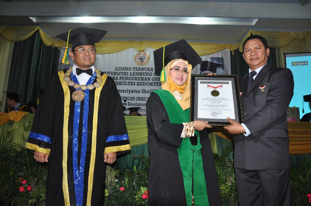  Prof. Dr. Qomariyatus Sholihah, Amd.hyp., S.T., M.Kes. mendapat penghargaan MURI 