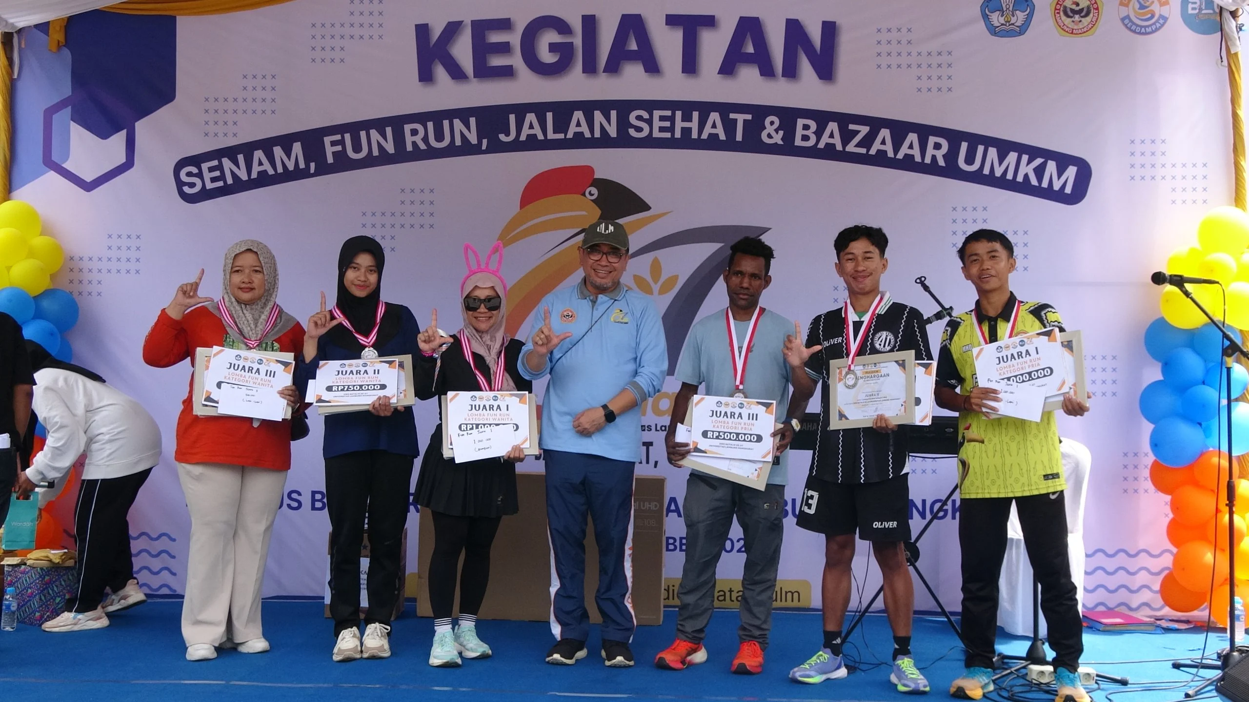 Penyerahan-penghargaan-pemenang-lomba-senam-dan-fun-run-oleh-Dr