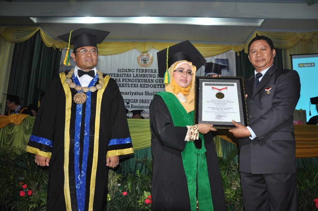  Prof. Dr. Qomariyatus Sholihah, Amd.hyp., S.T., M.Kes. mendapat penghargaan MURI 