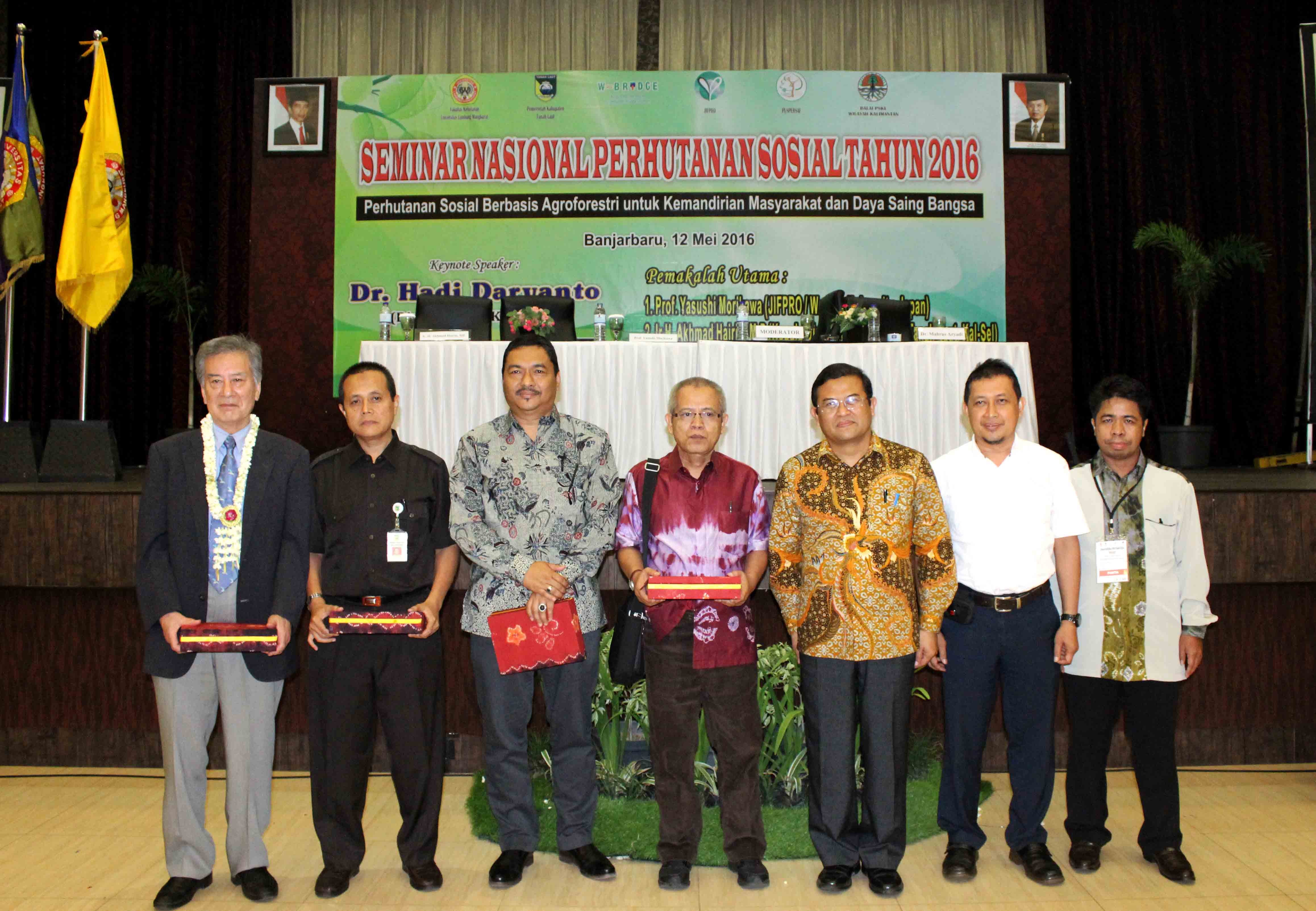 Banjarbaru Rabu 12 05 2016 bertempat di Hotel Roditha Fakultas Kehutanan Universitas Lambung Mangkurat ULM menggelar seminar nasional dengan tema “