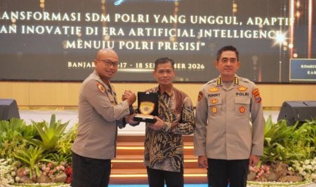 WhatsApp Image 2026-09-17 at 14.53.22 Rektor ULM Menjadi Narasumber pada Rakorbin SDM dan Pembinaan PNS Polri Polda Kalsel
