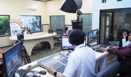 Rektor ULM Bahas Perjalanan Kepemimpinan dan Strategi Menuju Universitas Berkelas Dunia Bersama RRI Banjarmasin